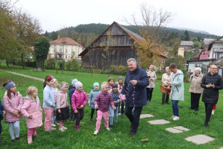 Posaditev  rožnatega drevesa v Pocinovem vrtu 14 Foto Ljubo Vukelič